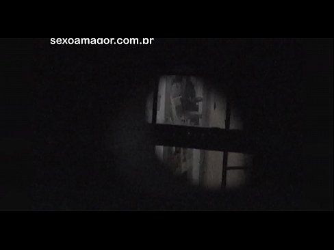❤️ Blondīnīte tiek slepeni filmēta ar kaimiņu vuajeru, kurš slēpjas aiz dobiem ķieģeļiem ❤️ Kaltais porno pie mums