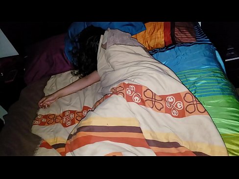 ❤️ Pāvests, kas bārdina savu jauno pamāti, kamēr viņa guļ. ❤️ Kaltais porno pie mums